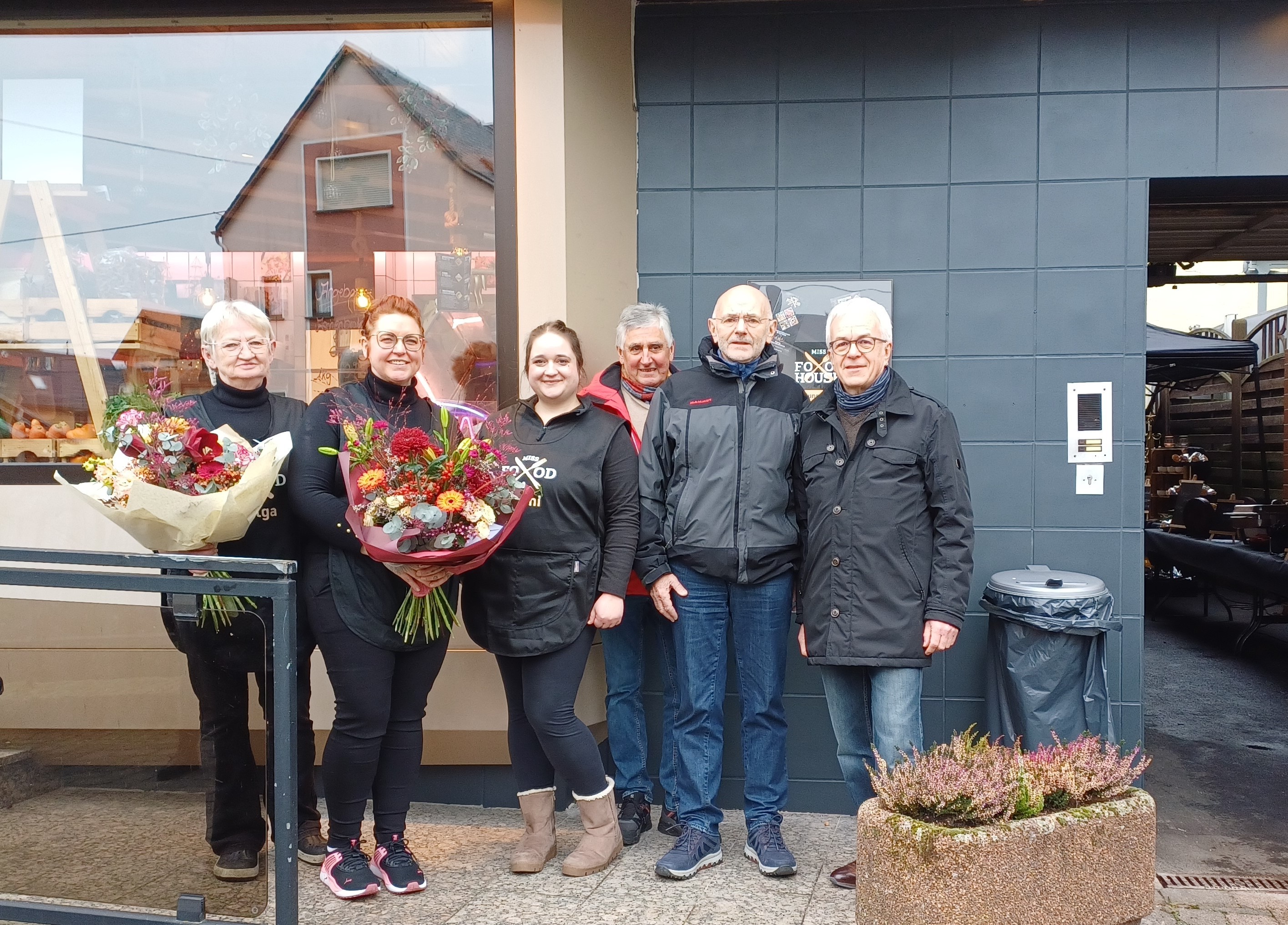 Eröffnung des Metzgerei "Miss Food" in der Bachstraße. Zur Begrüßung gratulierten (von rechts) Ulrich Neuroth, Ferdi Schmitz, Klaus Kilian das Team Michelle Forst, Michaela Rasch und Helga Stockhausen (Mutter von Frau Rasch)
