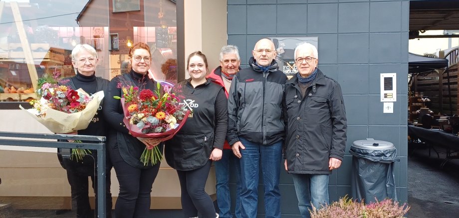 Eröffnung des Metzgerei "Miss Food" in der Bachstraße. Zur Begrüßung gratulierten (von rechts) Ulrich Neuroth, Ferdi Schmitz, Klaus Kilian das Team Michelle Forst, Michaela Rasch und Helga Stockhausen (Mutter von Frau Rasch)