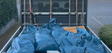 Volle Müllbeutel auf der Ladefläche einen Lasters