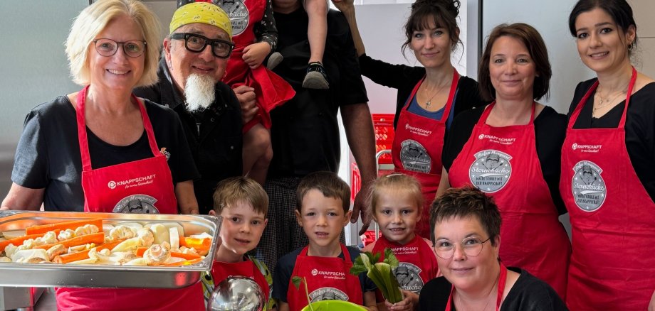 Sternekoch Stefan Marquard mit Kindern und Betreuern