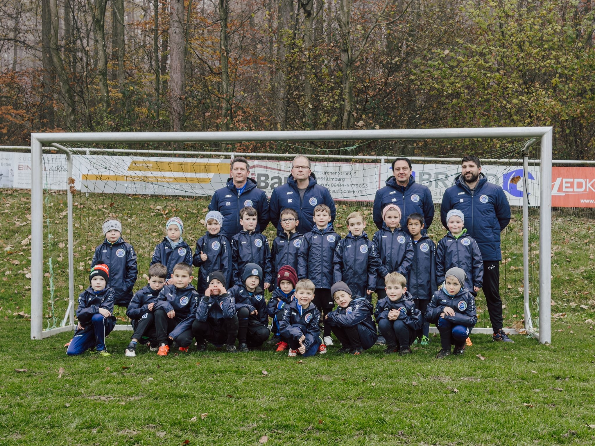Mannschaftsfoto der F-Jugend SG Elbert mit neuen Winterjacken