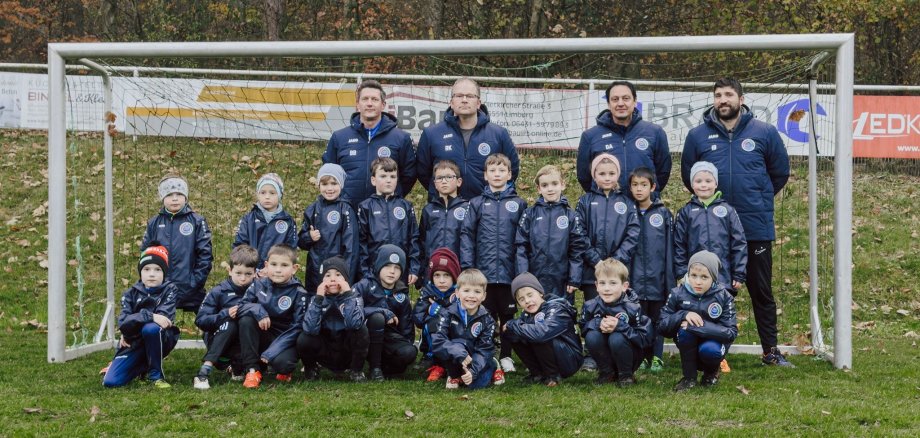 Mannschaftsfoto der F-Jugend SG Elbert mit neuen Winterjacken