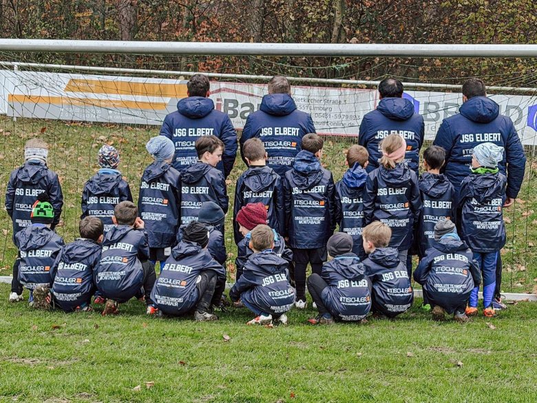 Mannschaftsfoto der F-Jugend SG Elbert mit neuen Winterjacken