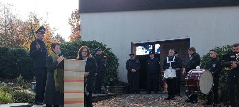 Carmen Dietenhoven und Christa Windeck auf dem Friedhof bei der Rede zum Volkstrauertag