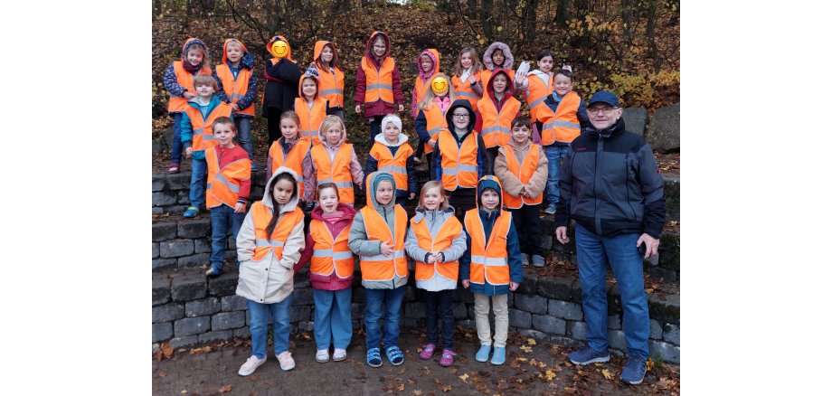 Erstklässler mit Warnwesten