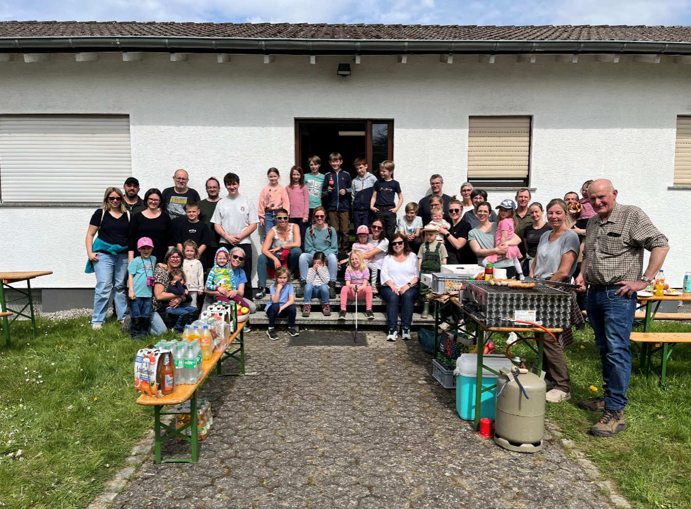 Gruppenbild der Teilnehmer der Aktion Saubere Landschaft vor dem Vereinsheim