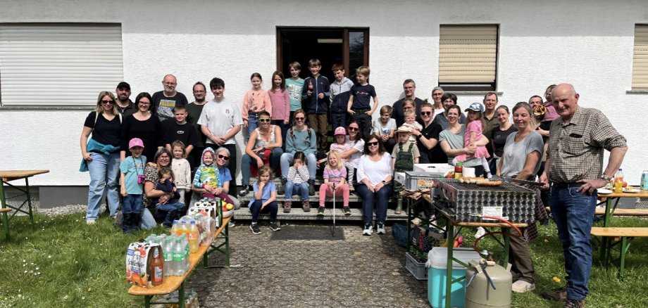 Gruppenbild der Teilnehmer der Aktion Saubere Landschaft vor dem Vereinsheim