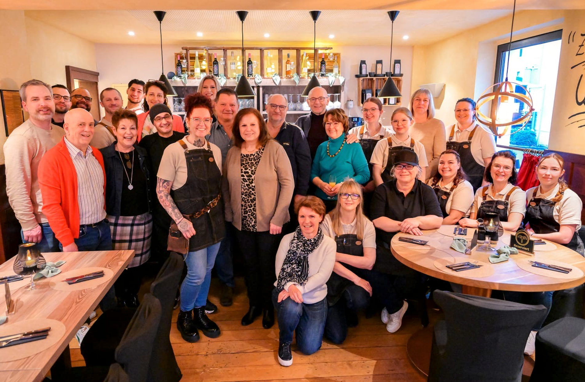 Ortsgemeinderrat mit der Pächterin und Team in der Gaststätte