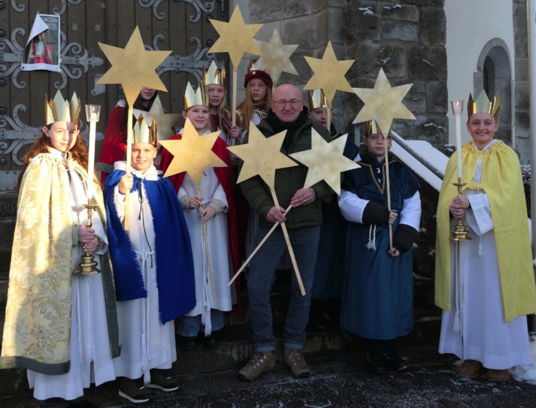 Sternsinger vor der Kirche