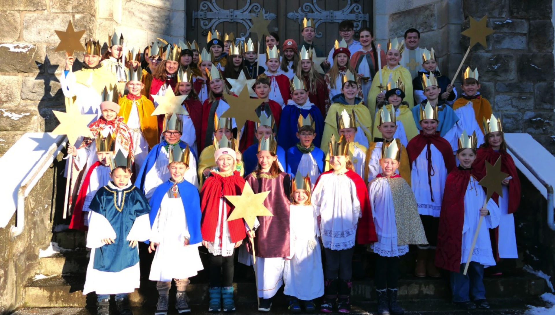 Sternsinger vor der Kirche