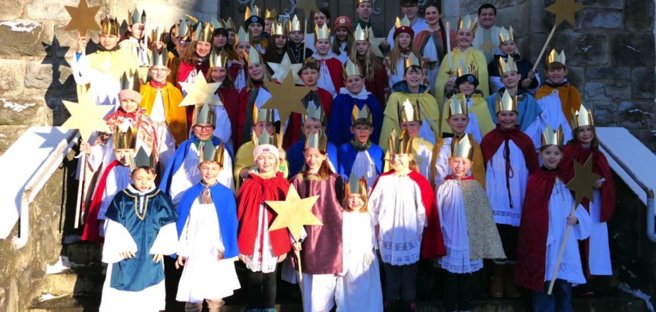 Sternsinger vor der Kirche