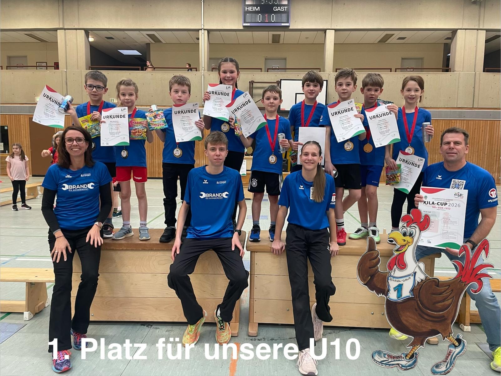 Die U10 präsentier die Urkunden für den ersten Platz