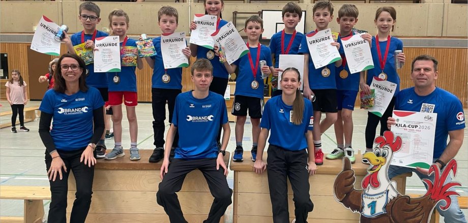 Die U10 präsentier die Urkunden für den ersten Platz