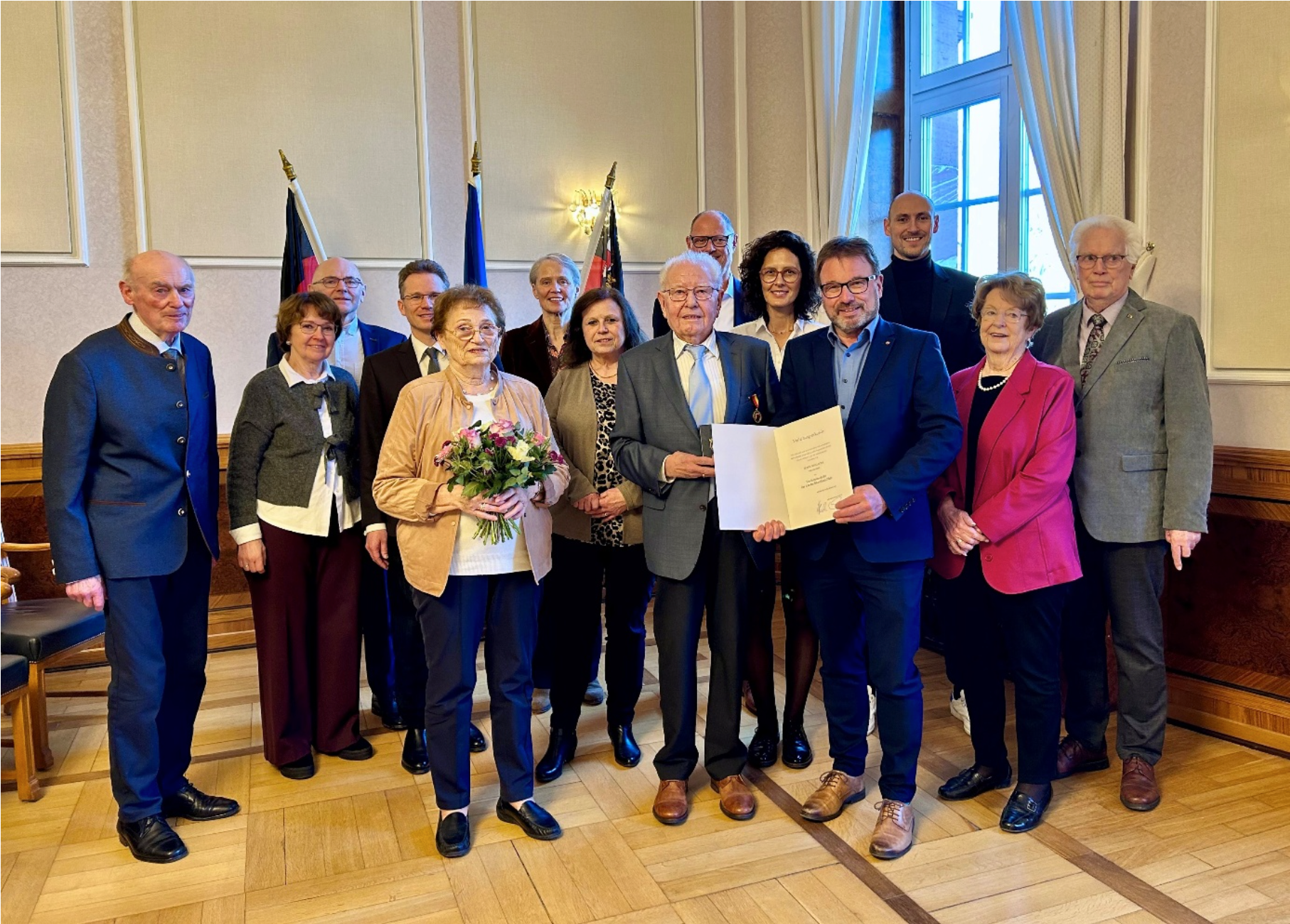 Willi Bode wird mit der Verdiesntmedaille des Landes Rheinland-Pfalz geehrt