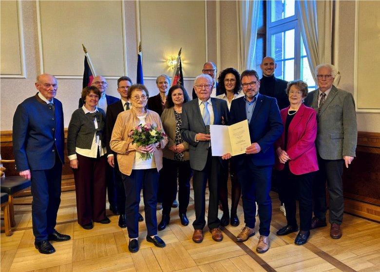 Willi Bode wird mit der Verdiesntmedaille des Landes Rheinland-Pfalz geehrt