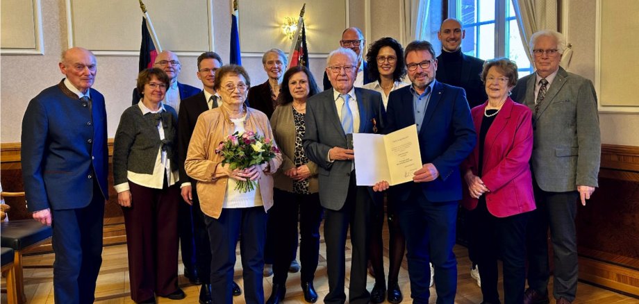 Willi Bode wird mit der Verdiesntmedaille des Landes Rheinland-Pfalz geehrt