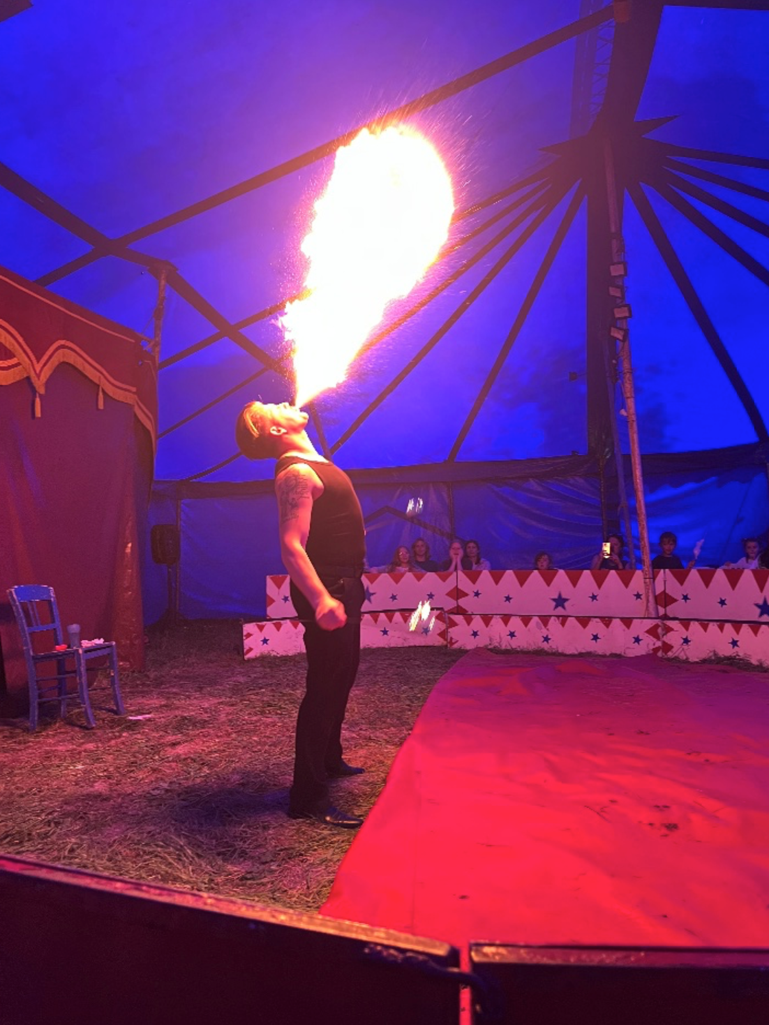 Artist beim Feuerspucken
