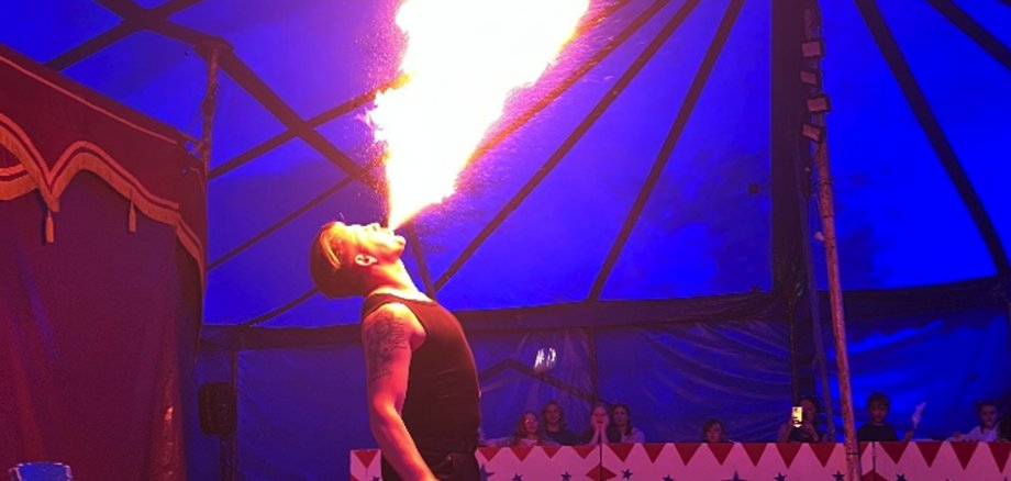 Artist beim Feuerspucken