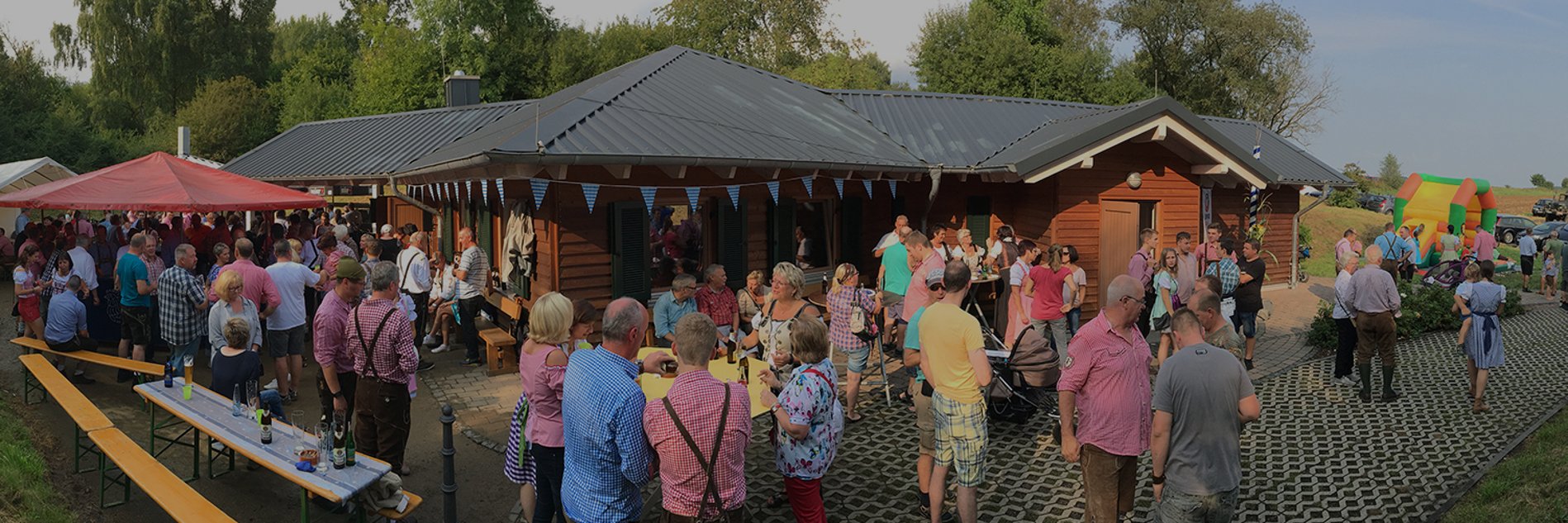 Grillhütte Niederelbert Feiernde Menschen in Trachten vor der Grillhütte